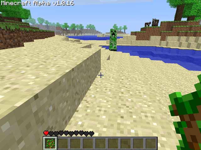 Minecraft alpha Крипер бежит за жертвой, на заднем плане позируют коровы